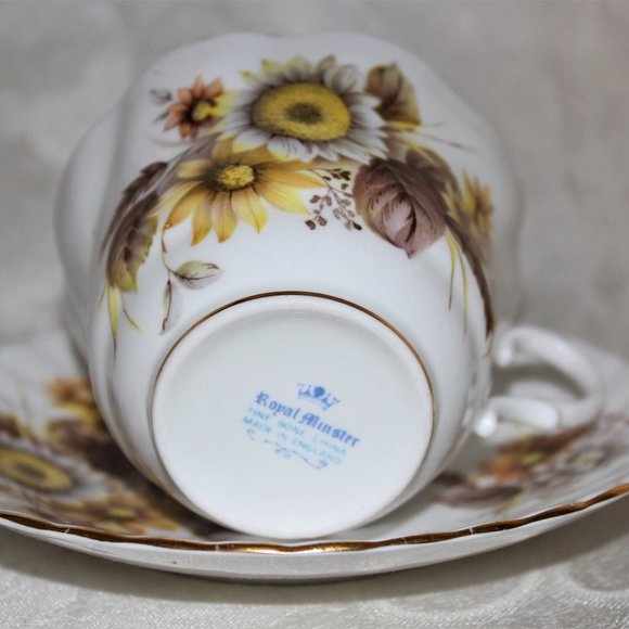 Vintage Royal Minster Cup & Saucer with Yellow and White Floral w/Gold Trim - Picture 3 of 15